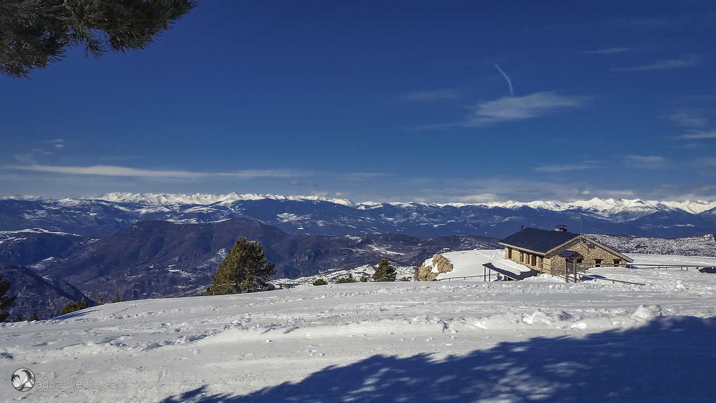Refugi de l'Arp and nordic ski area in winter on Serra de Port del Comte